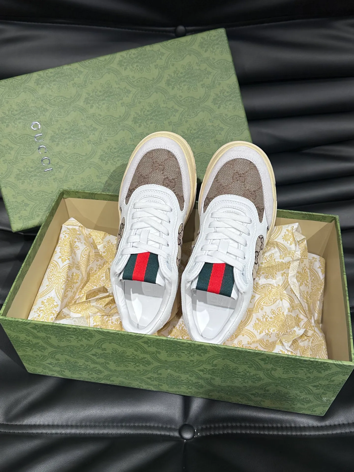 p480 Men's Men's Shoes Gucc*Gucci Re-Web series👫Couple's webbed leather sneakers, as the first sneakers created by Sabato De Sarno for Gucci, the Re-Web series reinterprets the brand's classic stripes, and sets off the modern silhouette design with bold and unique details. This shoe is crafted from iconic classic GG canvas and white leather. This new sneaker is ingeniously decorated with many of the brand's classic details, and is equipped with a bright red and green webbing tongue, which will make people fall in love at first sight. Yuan Size: Female 35-40 Male 39-44 (can be customized to 45, 46
